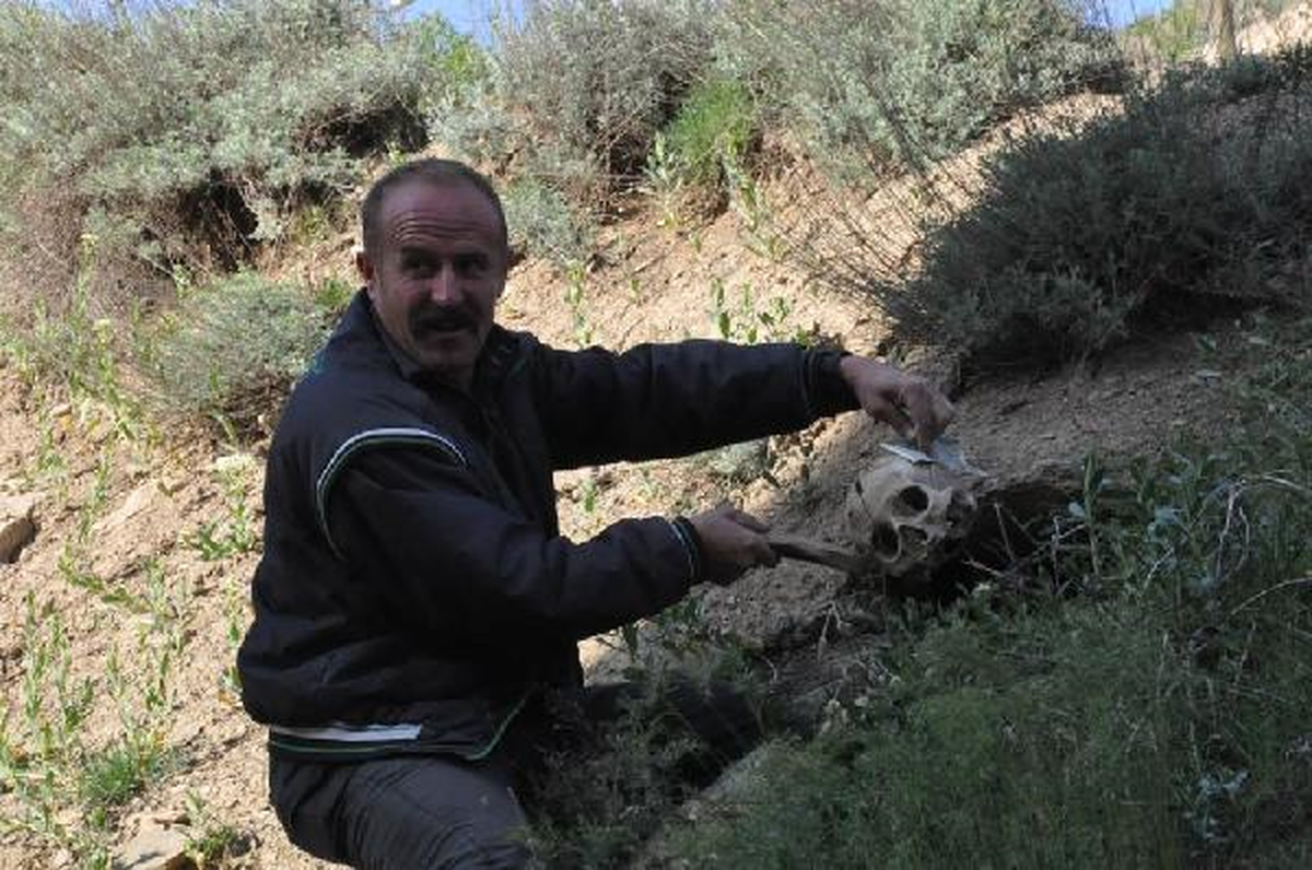 Toprak Kayması Mezarlığa Zarar Verdi