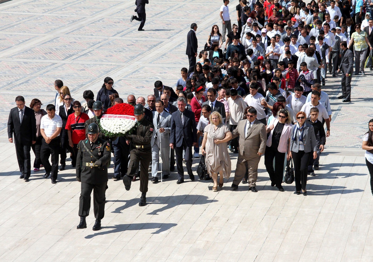 Türkiye Sakatlar Konfederasyonu Üyeleri Anıtkabir\'i Ziyaret Etti
