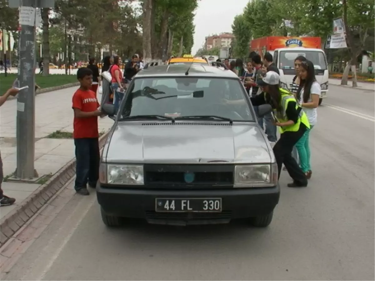 Üniversite Öğrencileri Sürücülere Karanfil Dağıttı