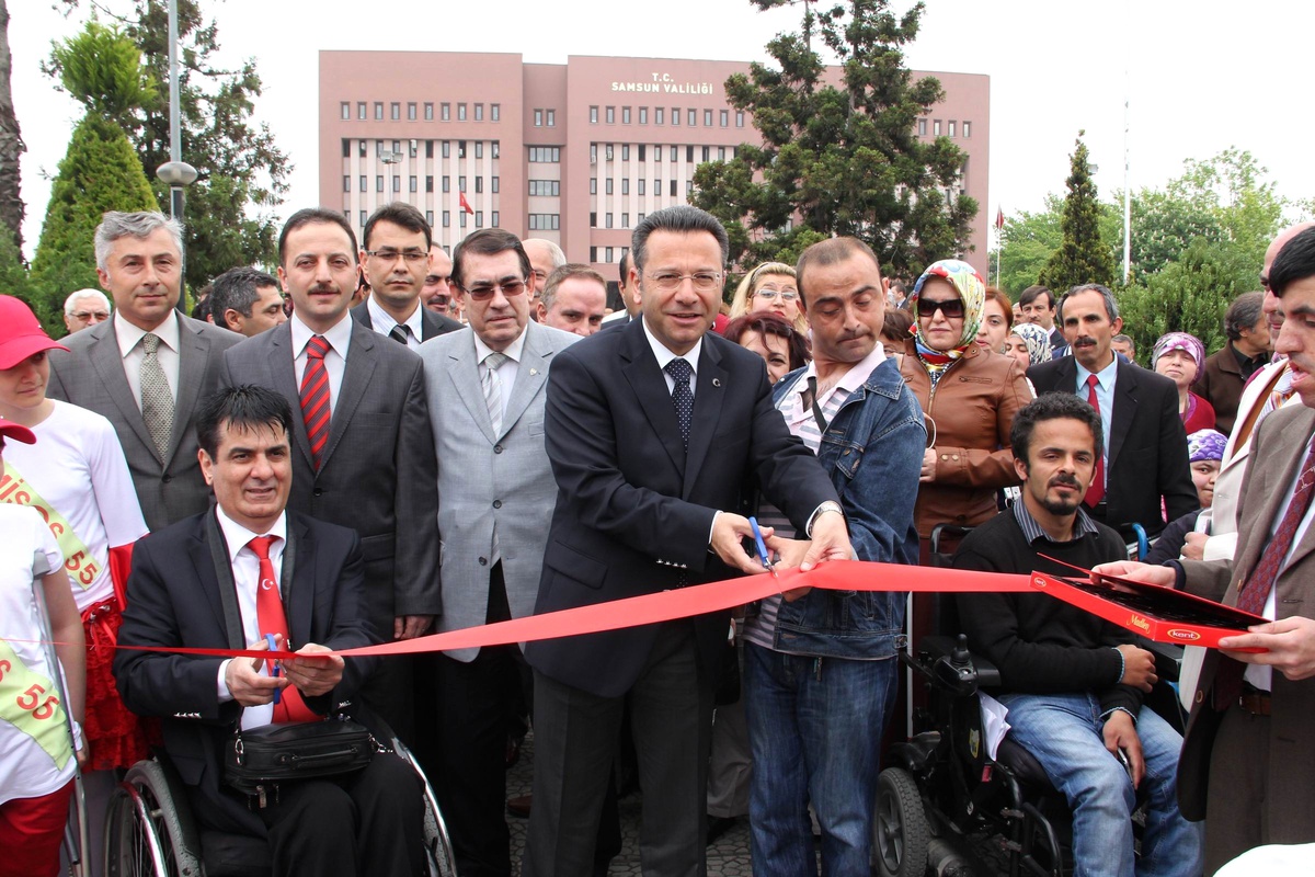 Vali Empati Kurmak İçin Tekerlekli Sandalyeye Oturdu