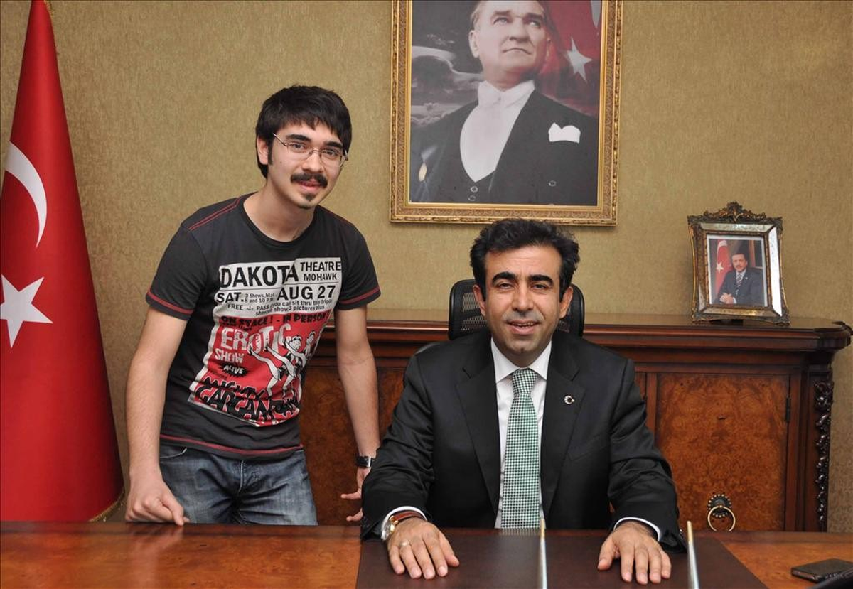 Vali Güzeloğlu'dan Genç Piyaniste Destek Sözü