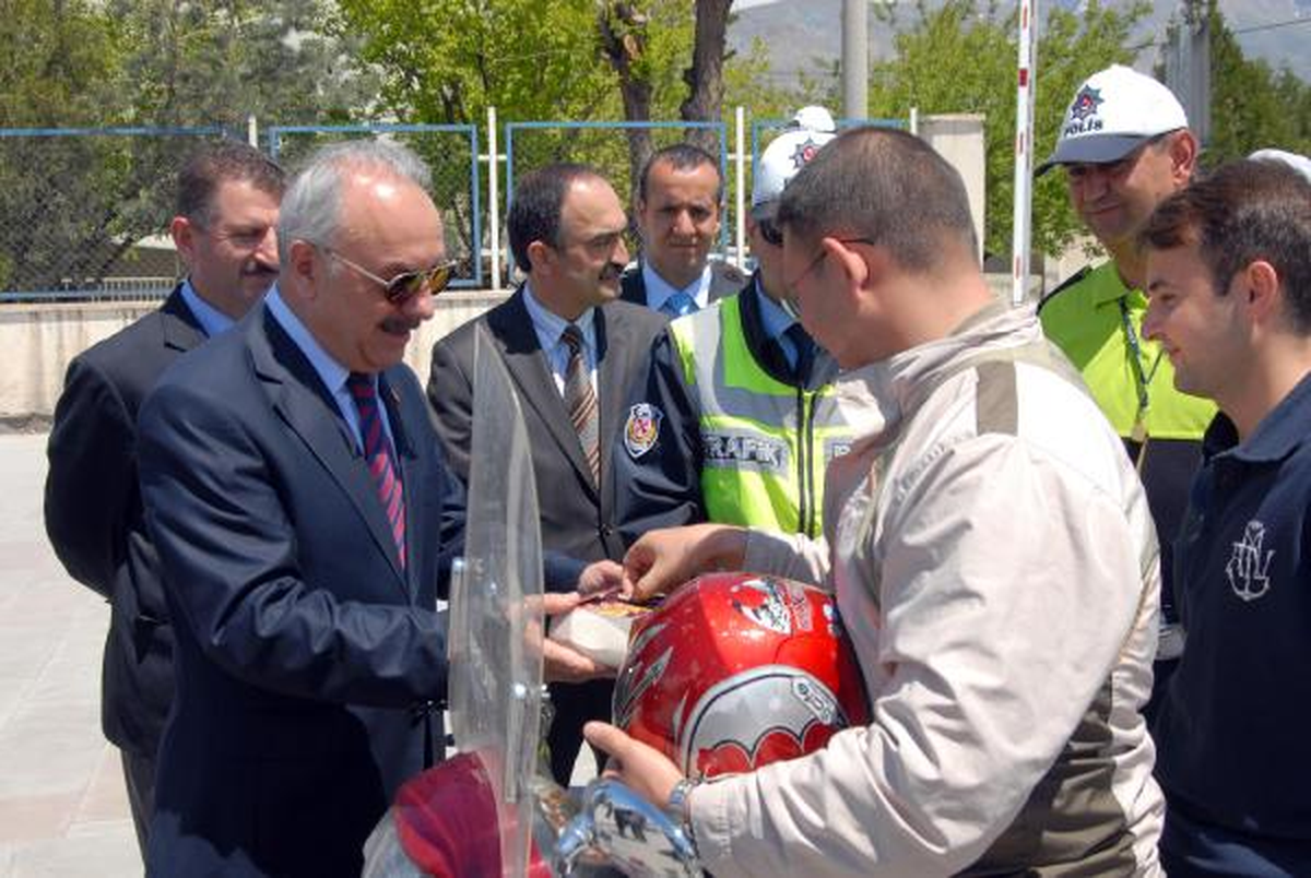 Validen Sürücülere Çikolata ve Kolonya İkramı