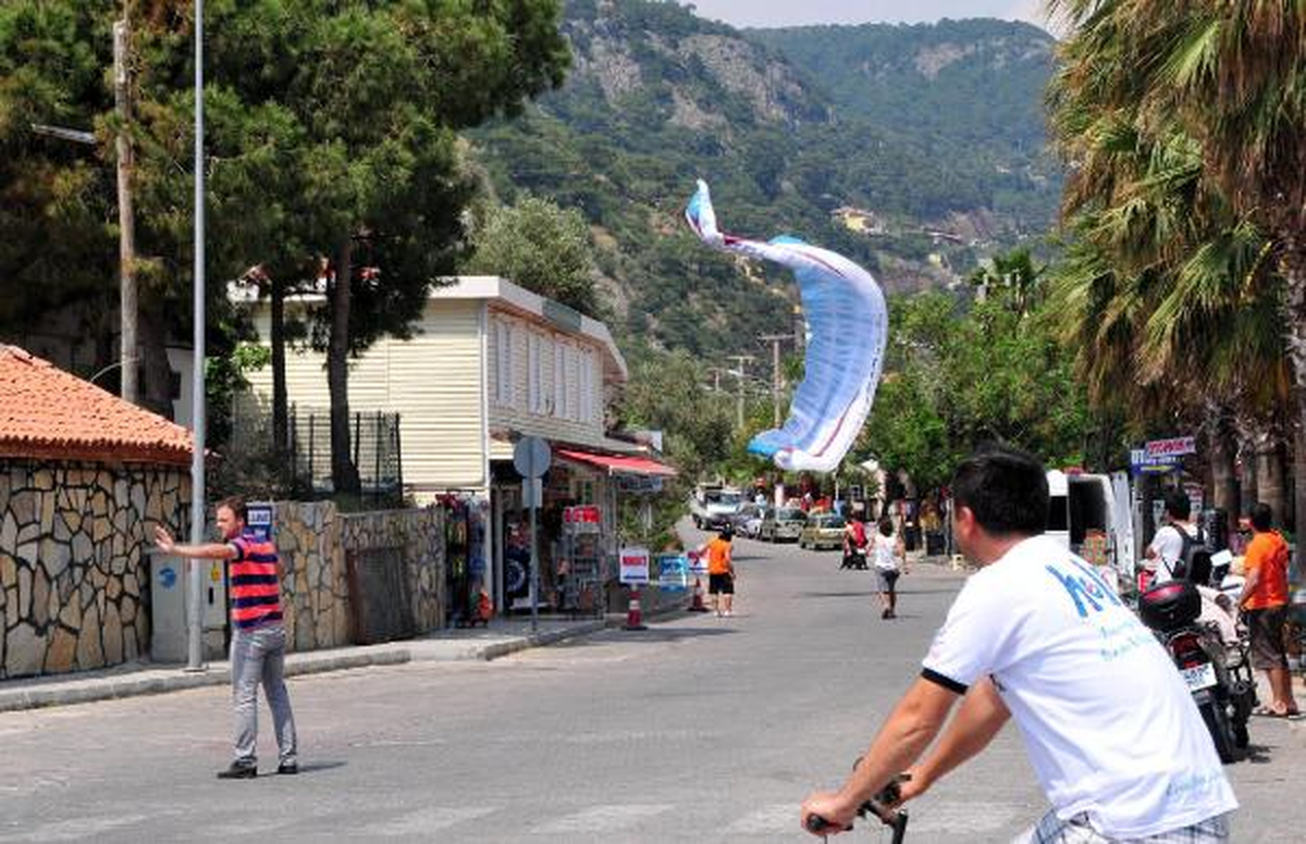 Yamaç Paraşütüyle Marketin Çatısına Düştü