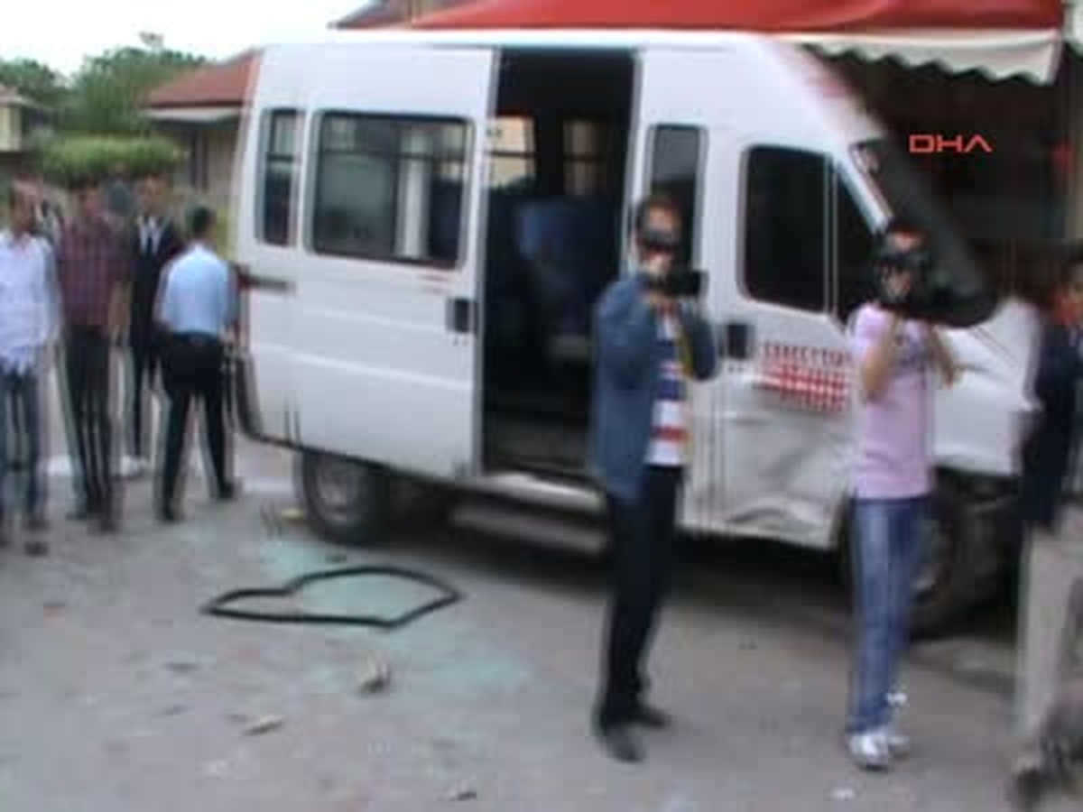 Öğrenci Servisi Otomobille Çarpıştı