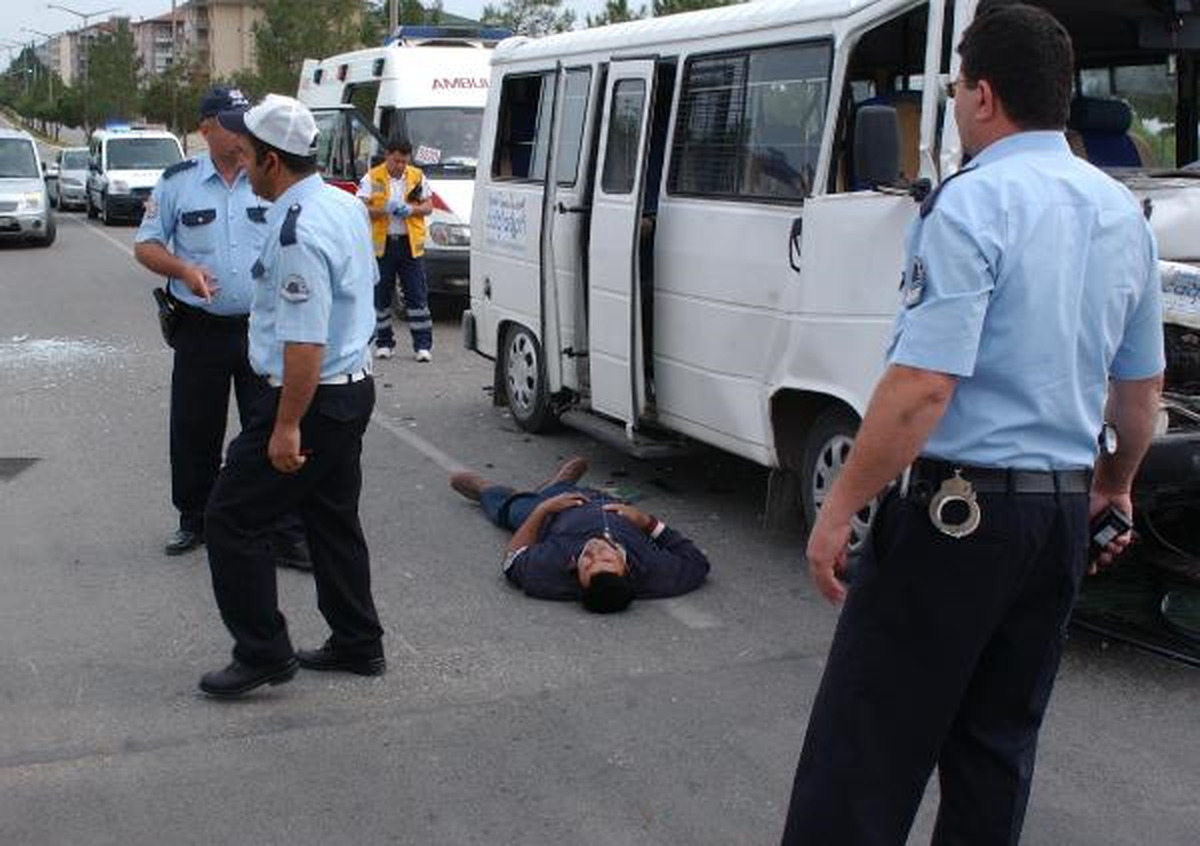 Anaokulu Servisi Traktöre Çarptı, Öğrenciler Ağladı