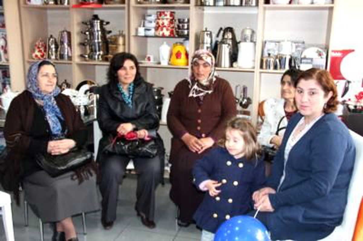 Ardahan\'da Yılın Annesine Bulaşık Makinası Verildi