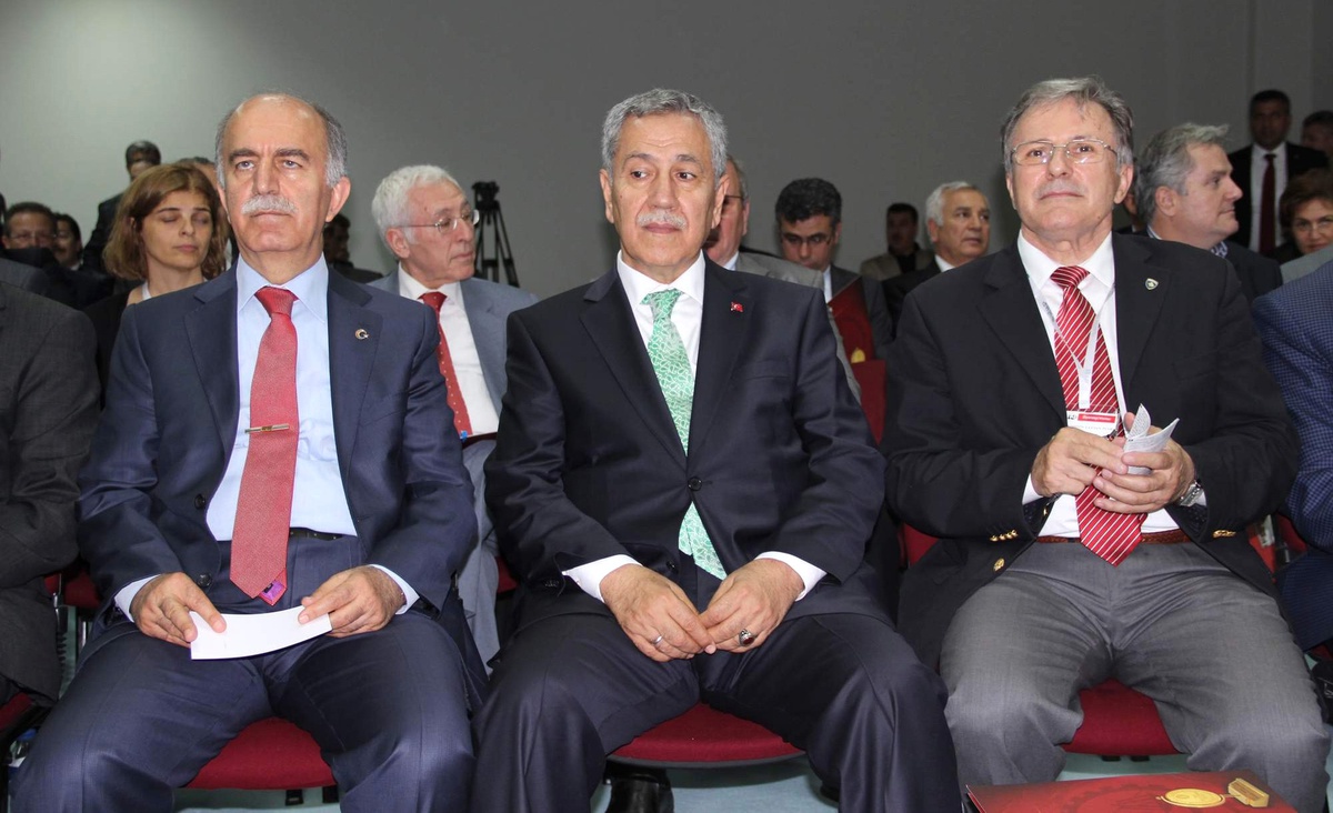 Arınç Otomotiv Fuarı\'nı Ziyaret Etti