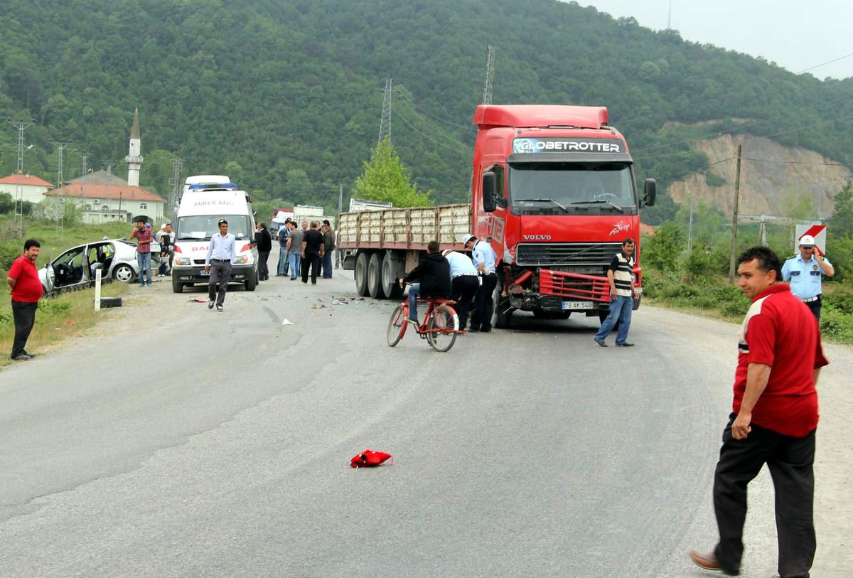 Bartın\'da Trafik Kazası: 3 Yaralı