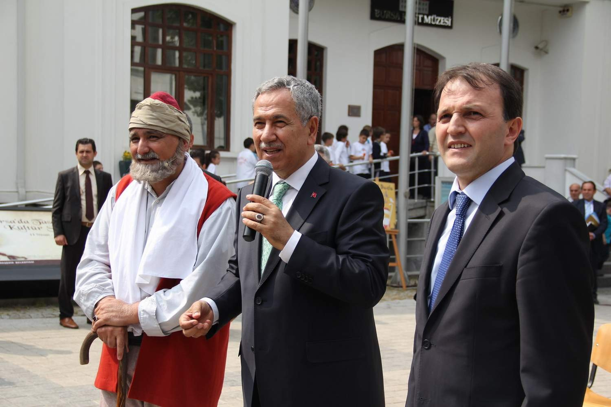 Bastonlu Bülent Arınç Çocuklar Gibi Eğlendi