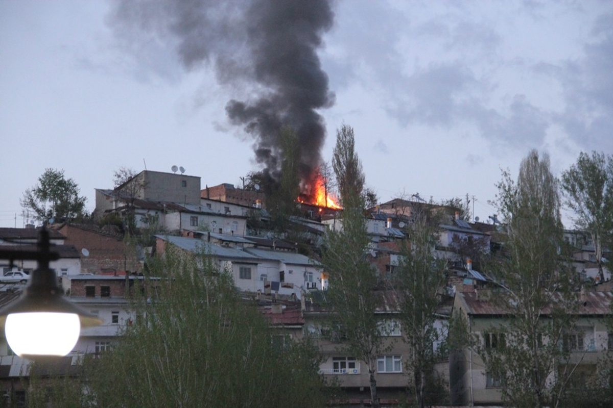 Bayburt Zahit Mahallesi\'nde Çıkan Yangın Korkuttu