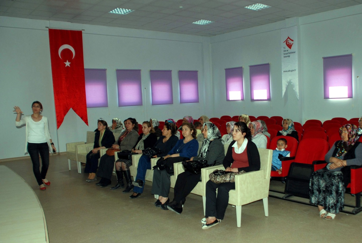 Besni'de 'Aile ve Yaşam Becerileri' Konulu Seminer Verildi
