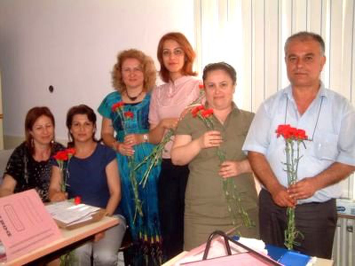 Burhaniye\'de Bayan Memurlara Anneler Günü Çiçeği