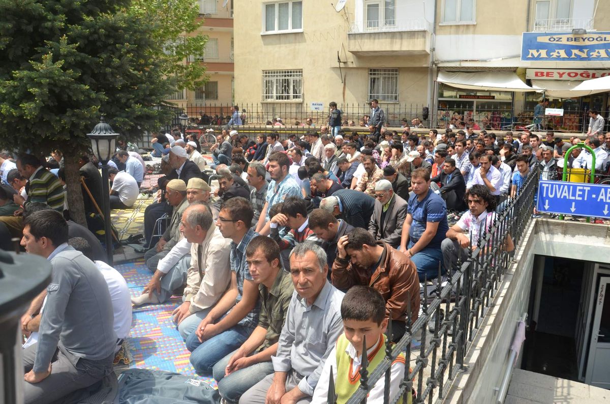 Cami Yetersiz Kalınca Gazete Üzerinde Namaz Kıldılar
