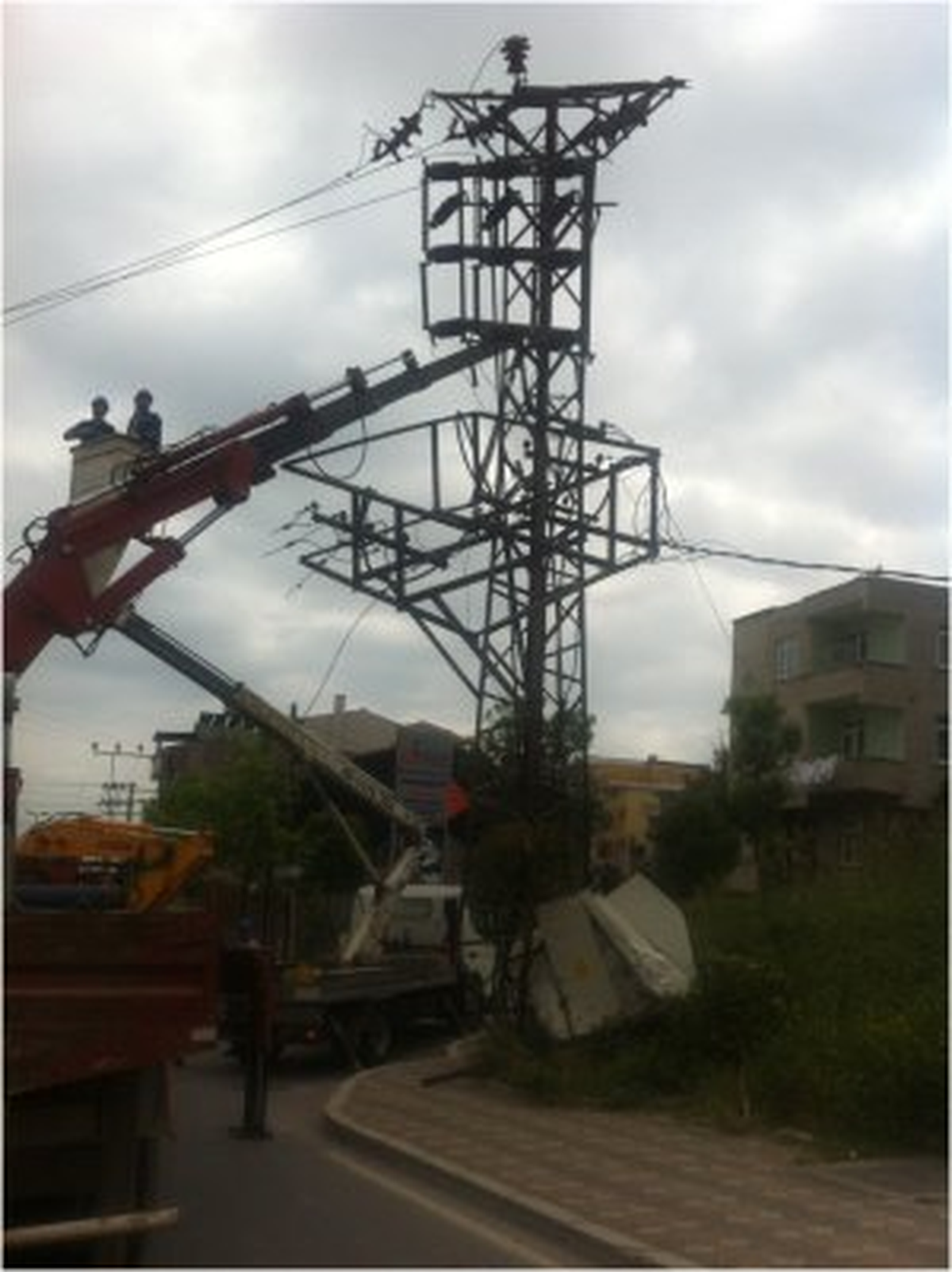 Dalgın Sürücü Elektriksiz Bıraktı
