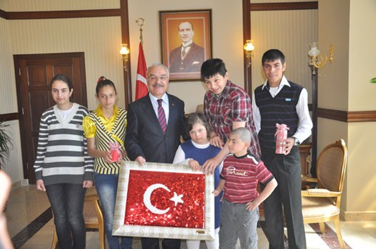 Engelli Öğrencilerden Vali Yenigün\'e Ziyaret