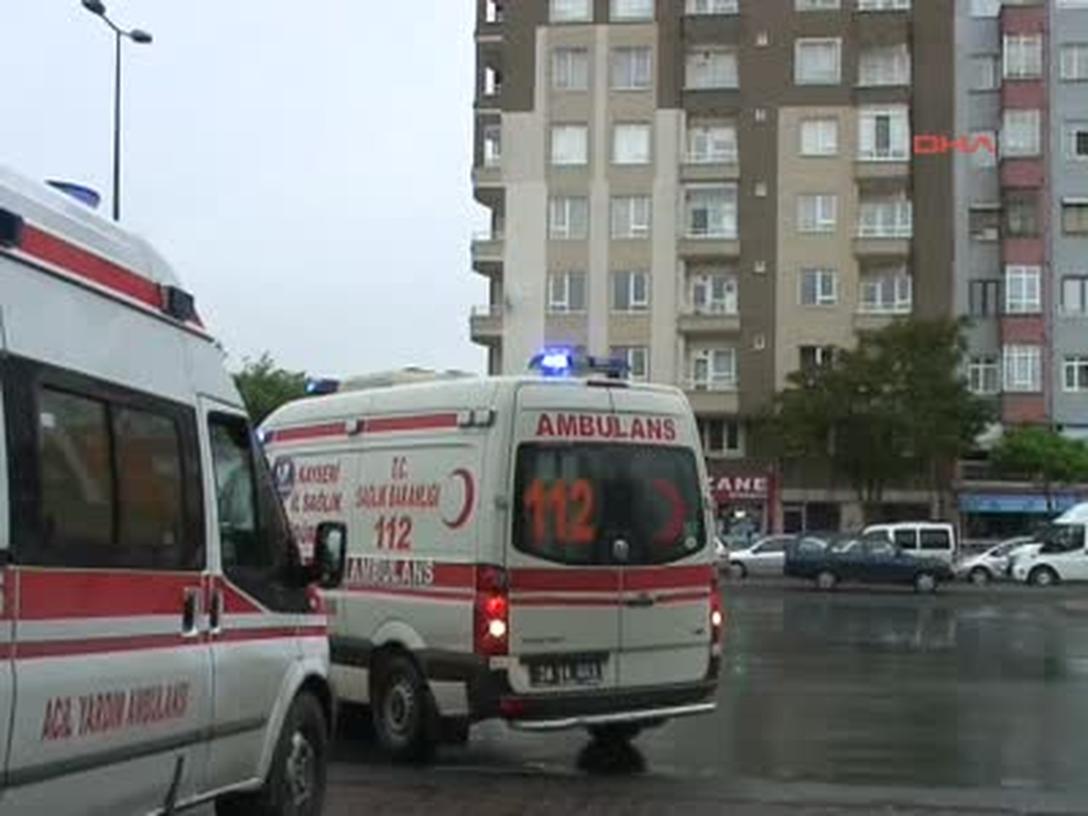Eşi Taciz Ettiği İddiasıyla Lokantacıyı Bıçakladı