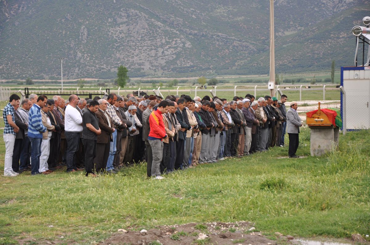 Eşi Tarafından Öldüren Kadının Cenazesi Dinar\'da Toprağa Verildi