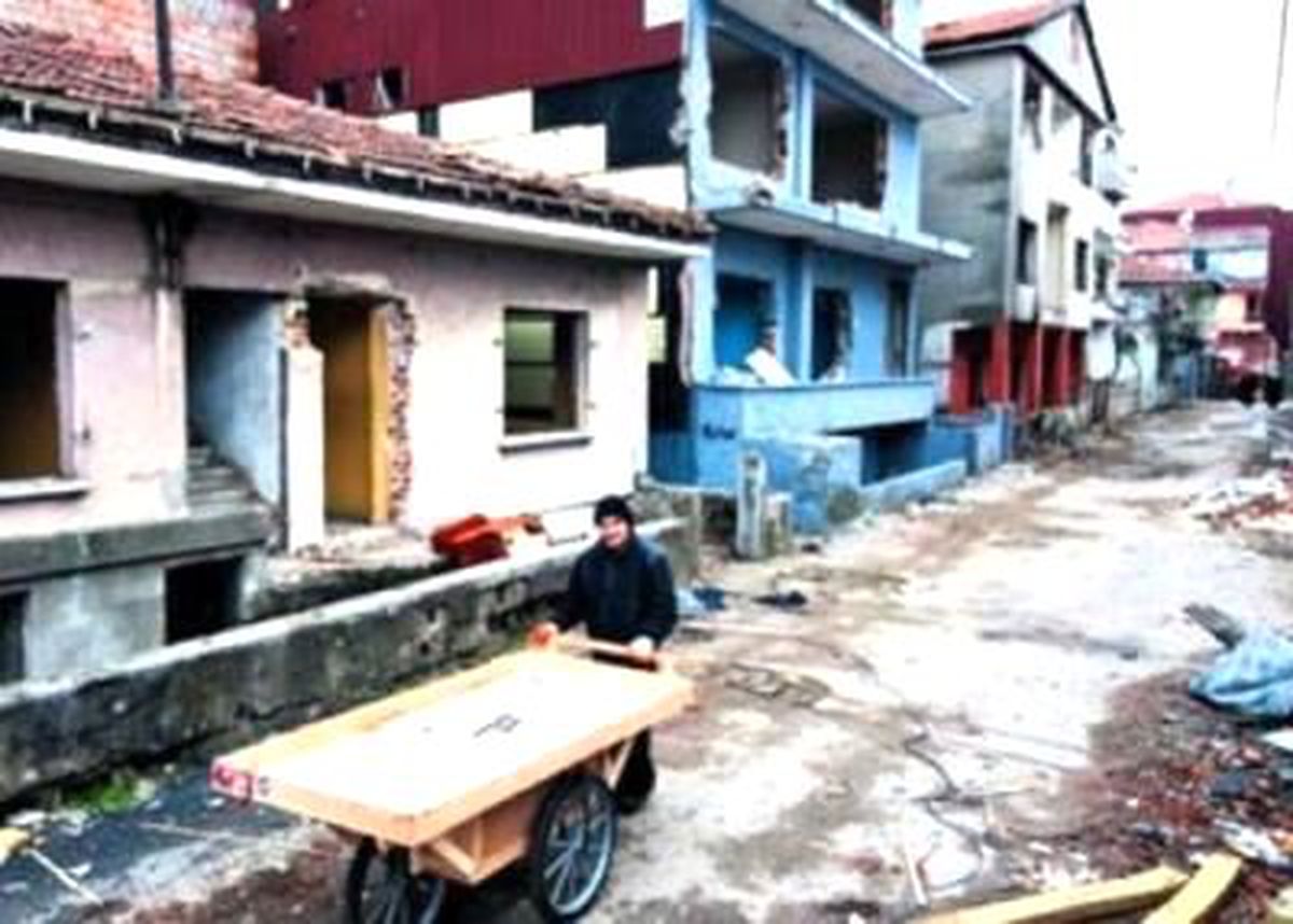 Eski Binaya Piranalar Saldırıyor