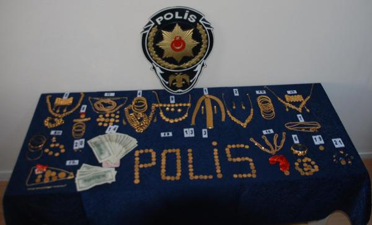 Evden 2 Kilo Altın Çalan Kadınları, Üst Komşunun Dikkati Yakalattı