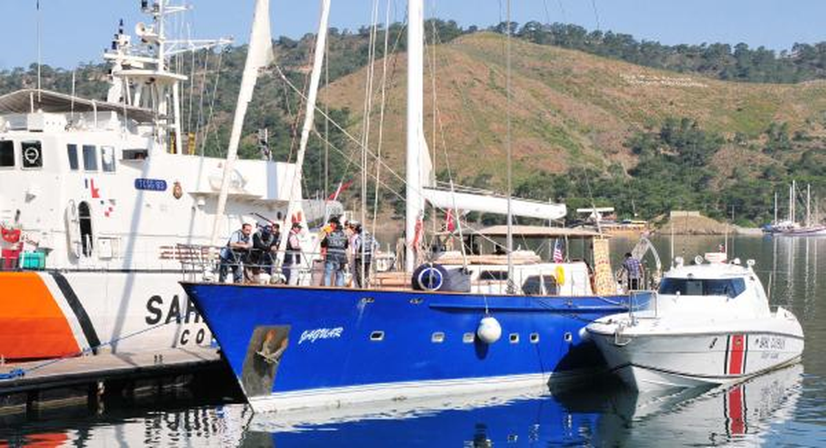 Fethiye'de ABD Bayraklı Lüks Yatta 500 Bin Paket Kaçak Sigara Ele Geçirildi