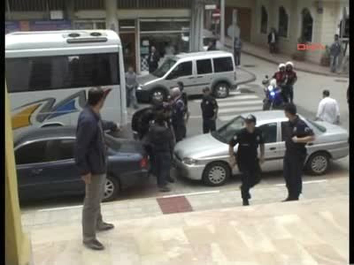 Fuhuş Çetesi Kadınların Kaçmasını Engellemek İçin Kapıya Retriever Cinsi Köpek Bağladı