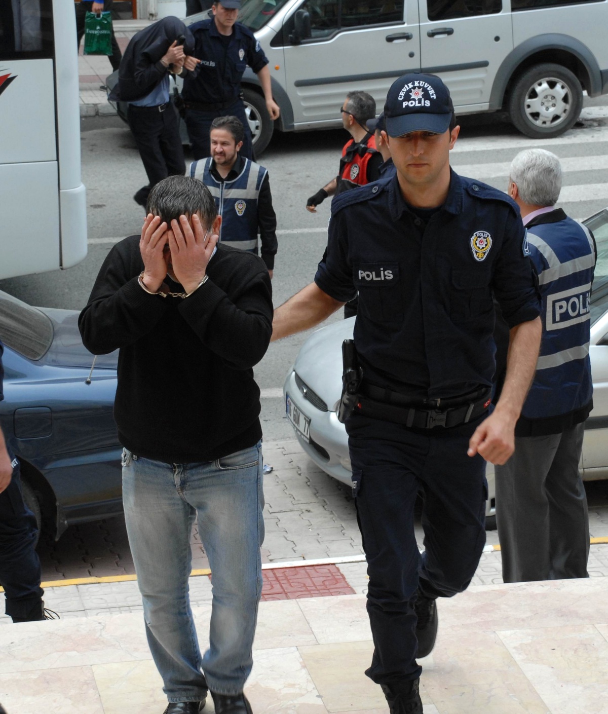 Fuhuş Operasyonu Zanlısı 17 Kişi Adliyeye Sevk Edildi