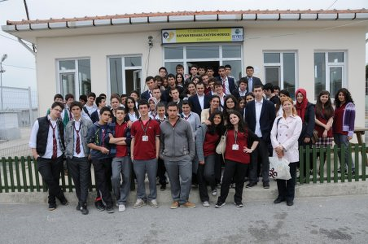 Hayvan Rehabilitasyon Merkezi\'ne Sevgi Ziyareti