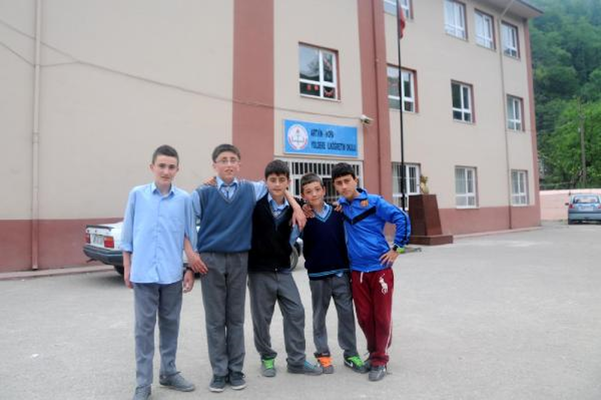 Hopa\'da İlköğretim Okulu\'nda Müstehcen Fıkra Kitabı Krizi