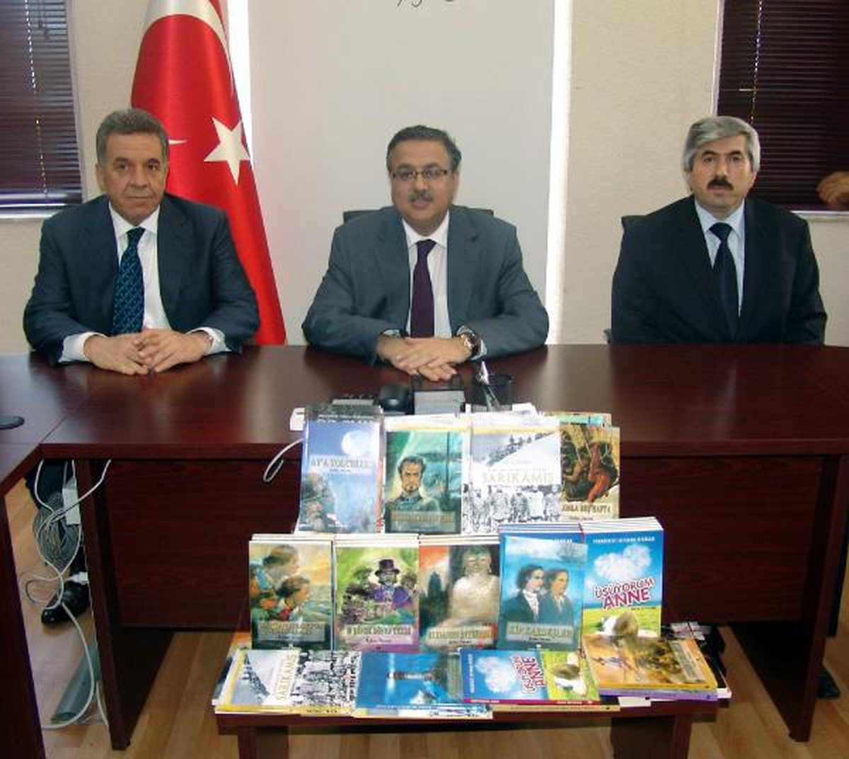 İskenderunlu İşadamı \'Türkiye Okuyor\' Kampanyasına 100 Bin Kitap Bağışladı