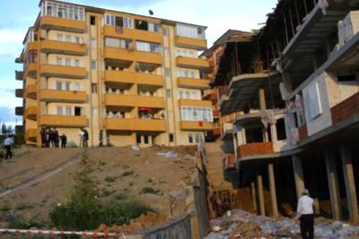 İstinat Duvarı Çöktü, 2 Bina Yıkılma Tehlikesine Karşı Boşaltıldı
