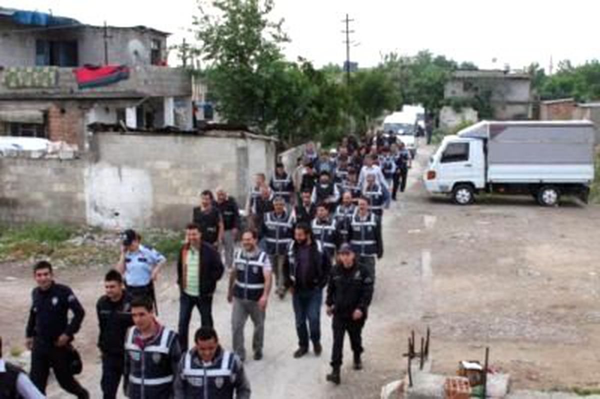 İzmit\'te Uyuşturucu Operasyonu: 20 Gözaltı