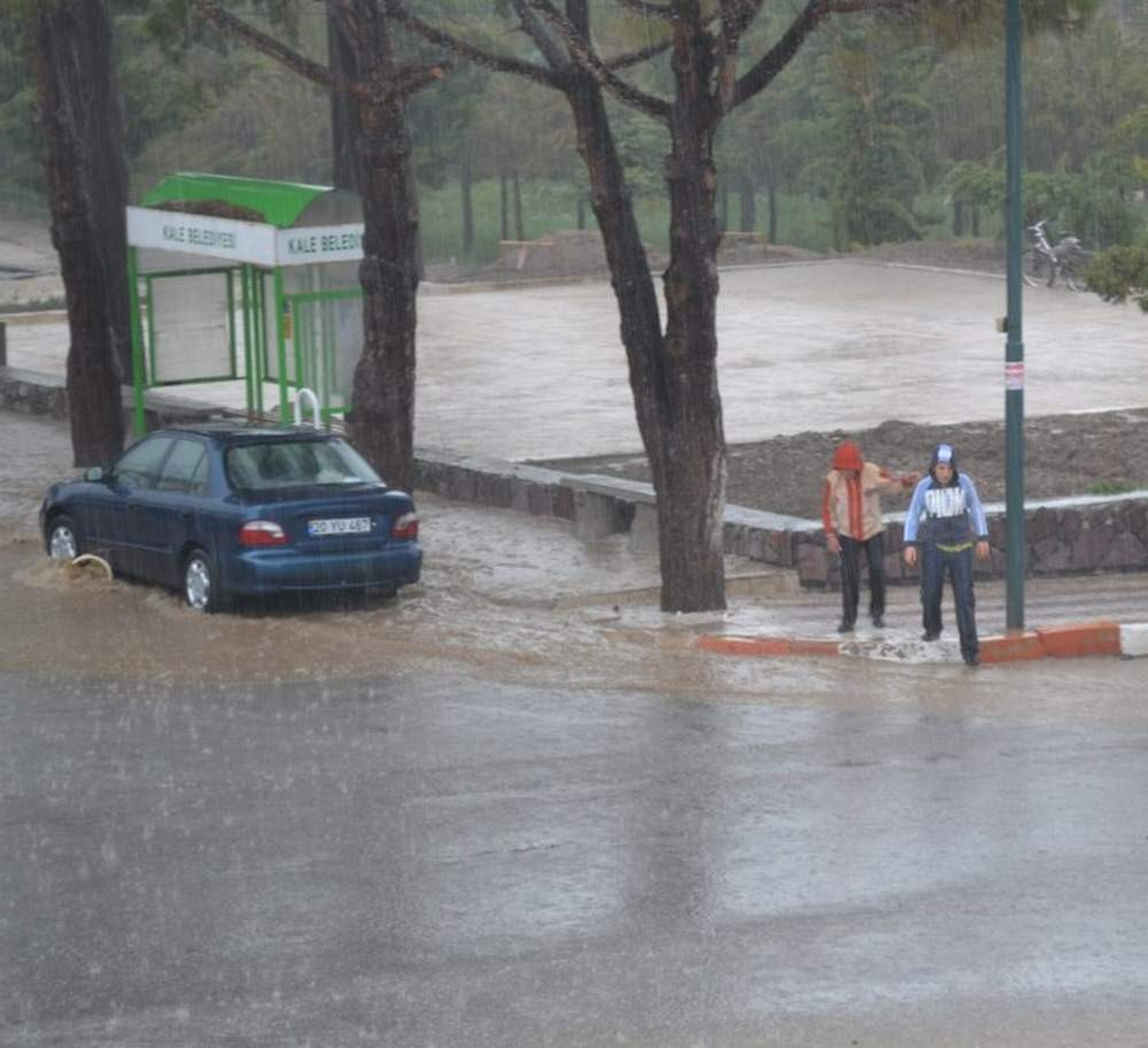 Kale İlçesinde Yağmur ve Dolu Hayatı Felç Etti