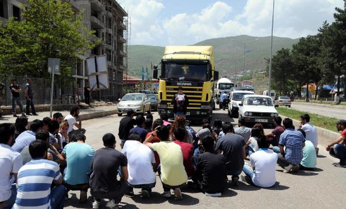 Kazada Arkadaşları Yaralanan Üniversitelilerden Karayolunda Oturma Eylemi