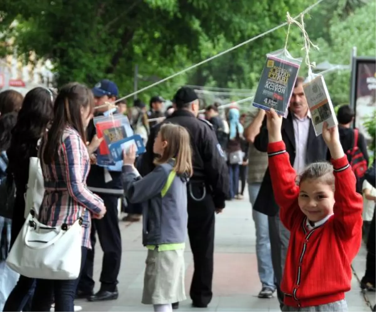 Kocaelililer Ağaçlardan Kitap Topladı