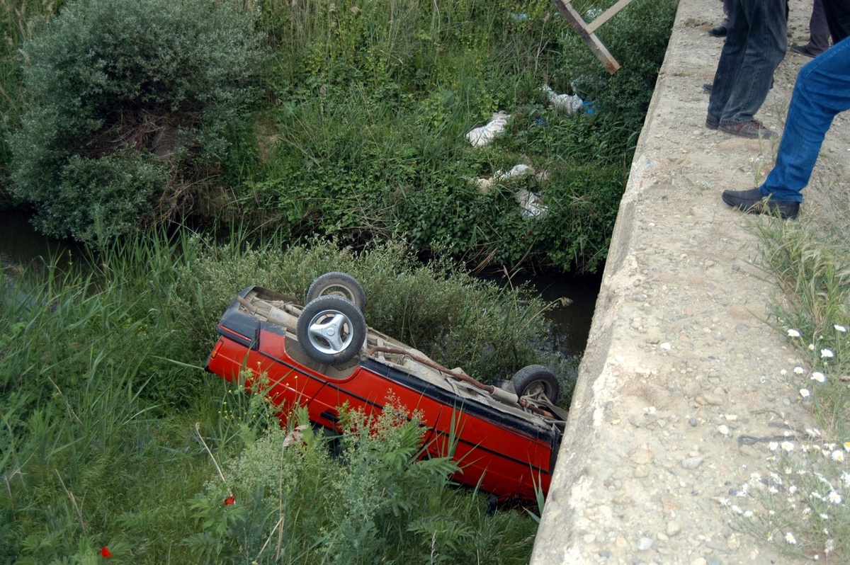 Korkulukları Çalınan Köprüden Dereye Uçtu