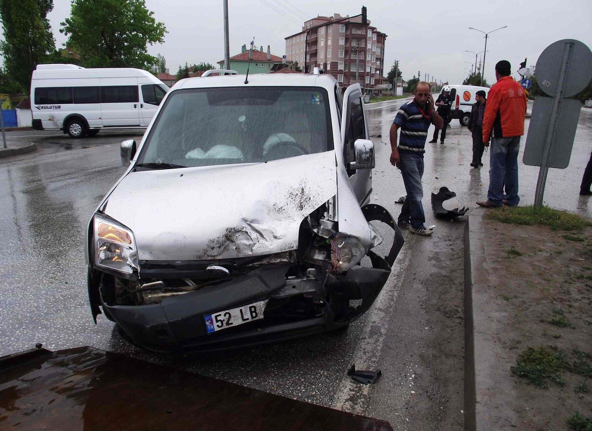 Kulu'da Öğrenci Servisi, Kamyonetle Çarpıştı: 8 Yaralı