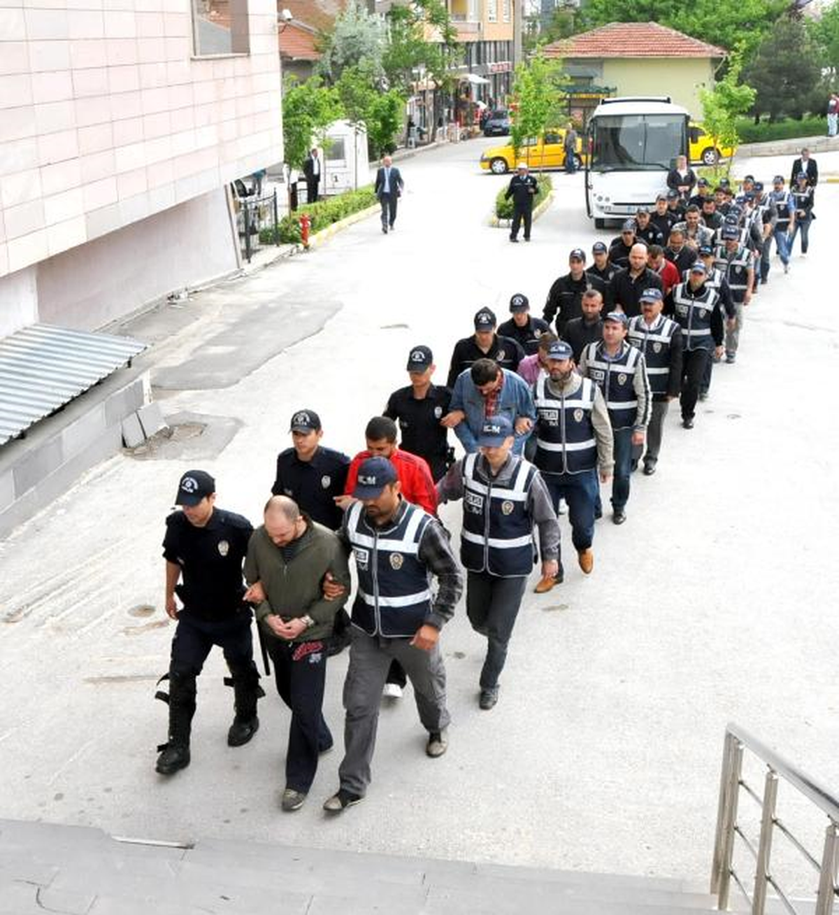 Leman Kültür'ü Kurşunlayan Haraç Çetesine Darbe: 16 Gözaltı