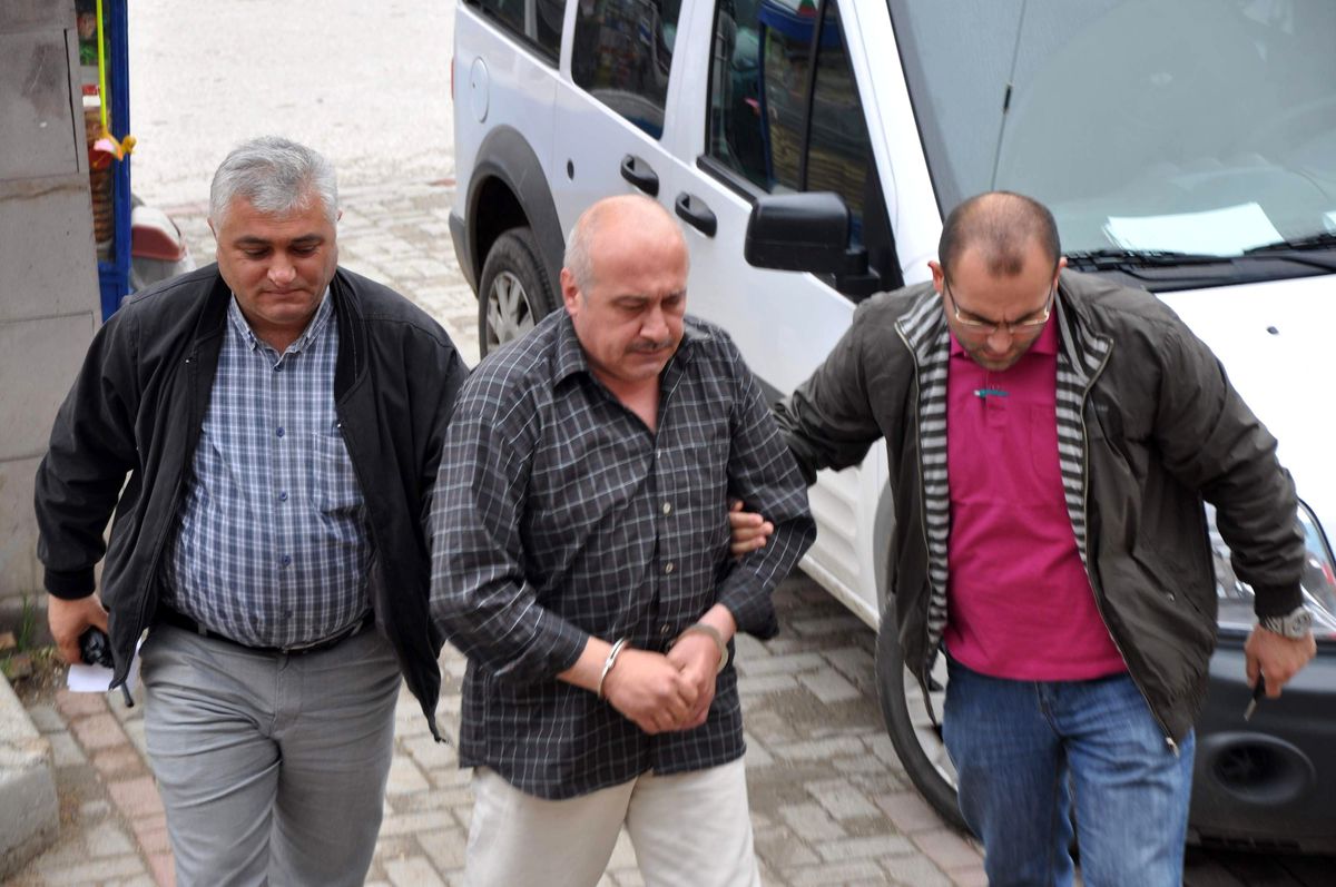 Noterde Sahte Kimlik Ele Verdi