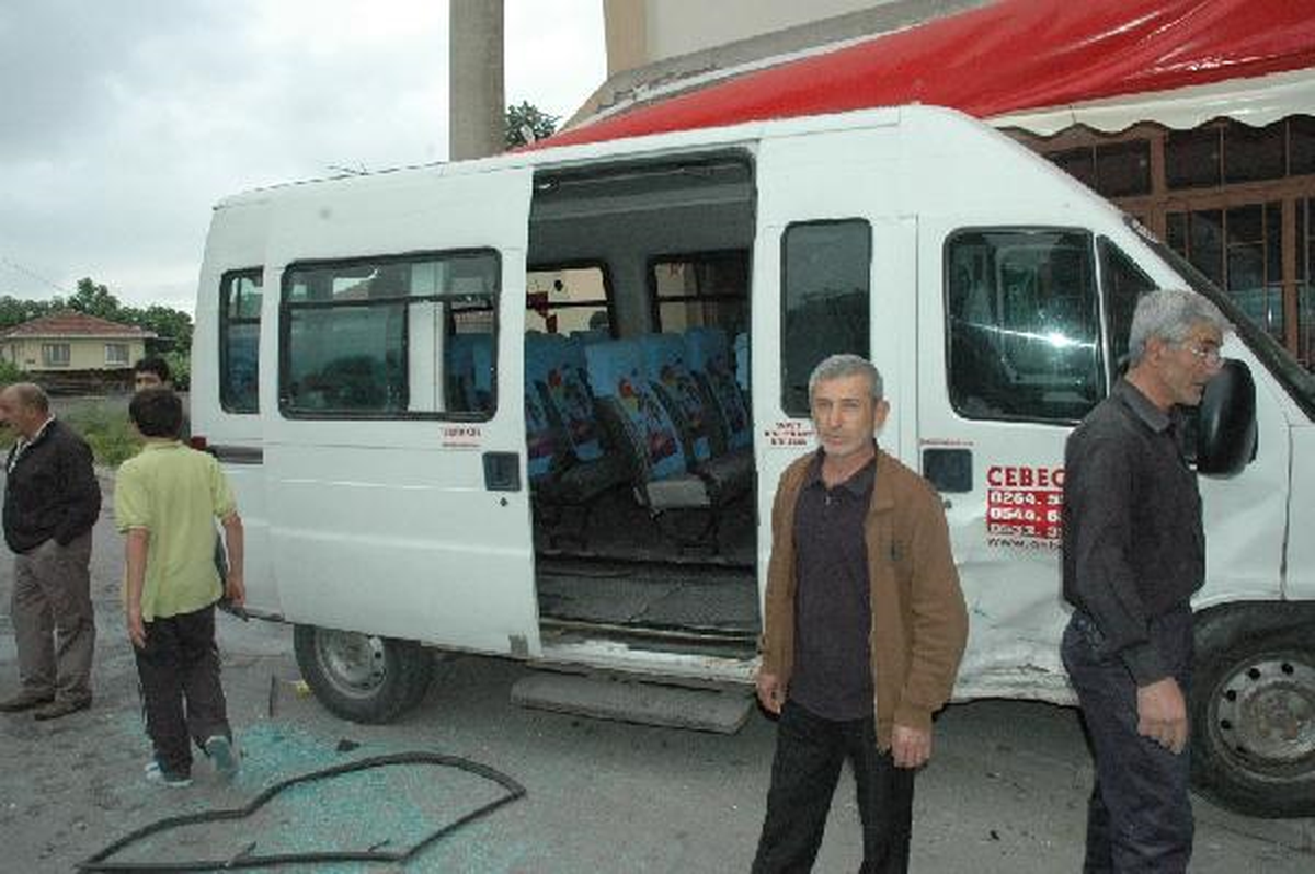 Öğrenci Servisi Otomobille Çarpıştı; 8 Yaralı