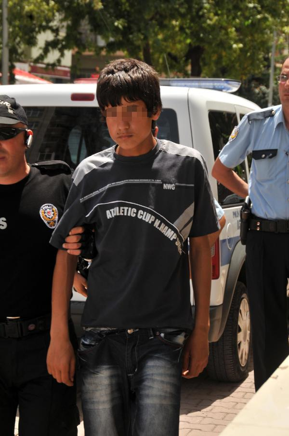 Öğrencilerden Zorla 10 Lira Aldı, Serbest Kaldı