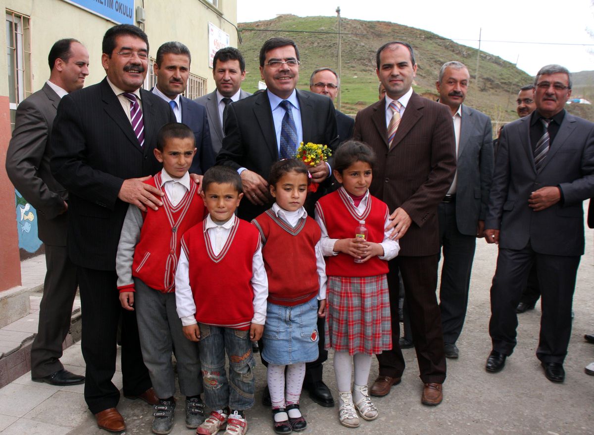 Öğrencilerin Vali Yılmaz'a Kır Çiçeği Jesti