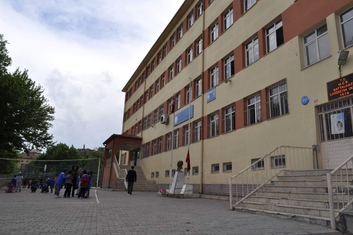 Okul Bahçesinde Bıçaklı Öğrenci Dehşeti