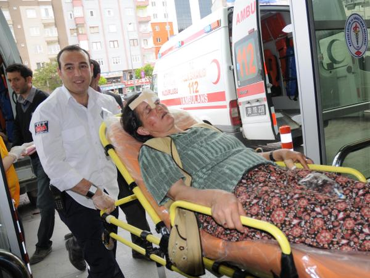 Okulda Kavga Eden Kızını Korumak İsterken Bıçaklandı