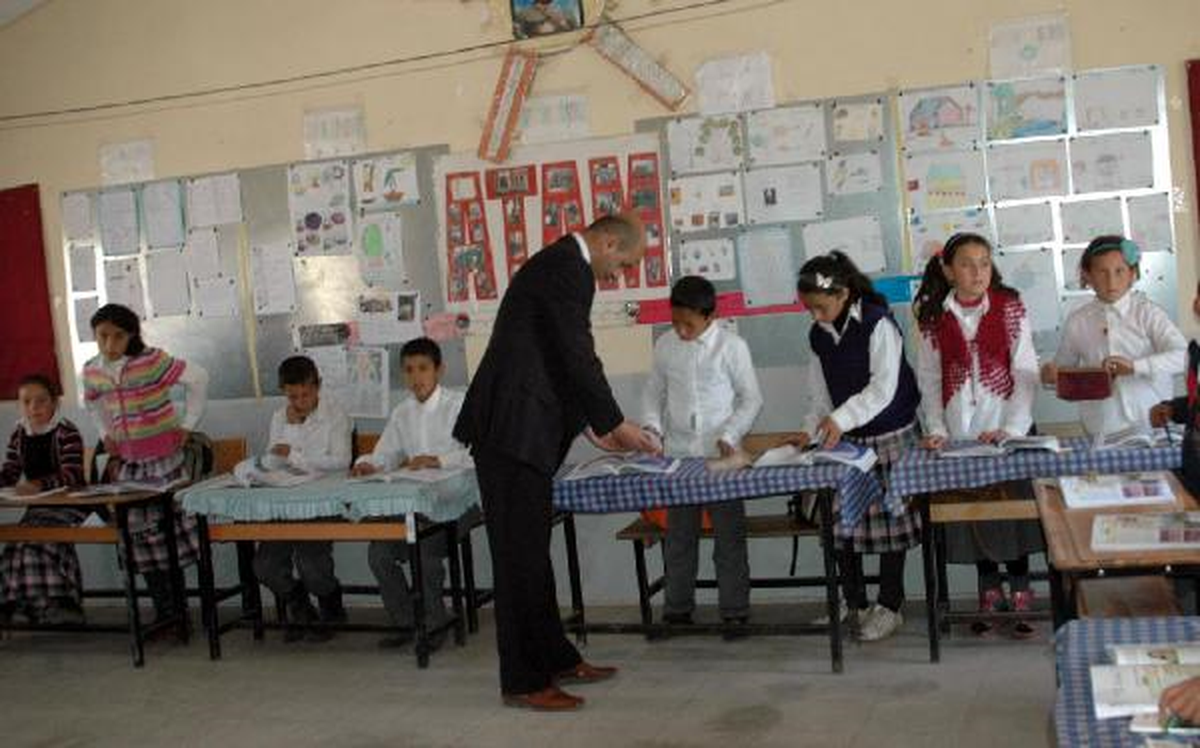 Okulda Sebze ve Meyve Yetiştirip, Tavuk Besleyen Öğrencilerin Ürünleri Satılıyor