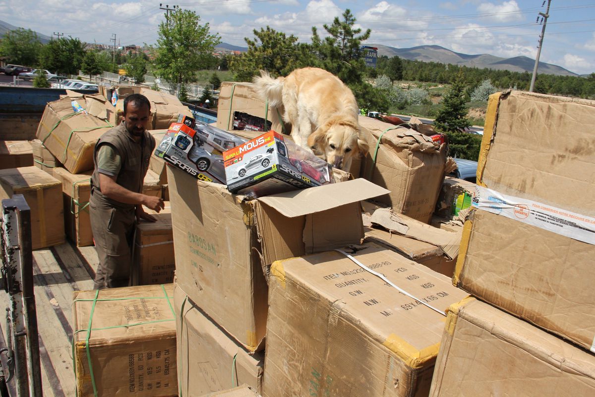 Oyuncak Polis Otolarının İçinden 200 Bin Paket Kaçak Sigara Çıktı