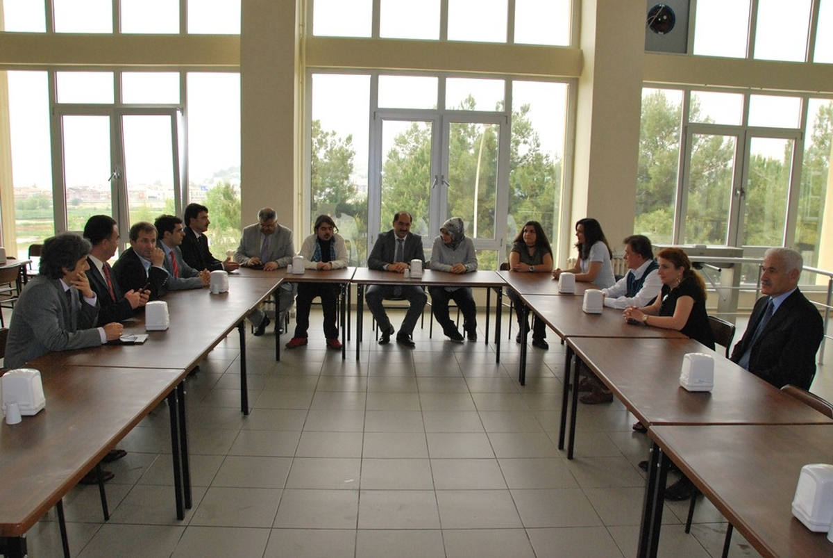 Rektör Şimşek Engelli Öğrencilerle Yemekte Biraya Geldi