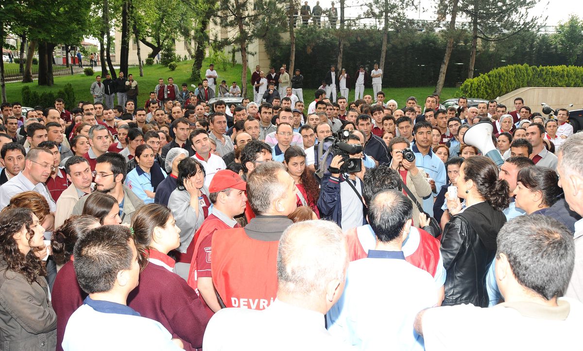 Rektör Tuncer, Eylemcilerle Konuştu
