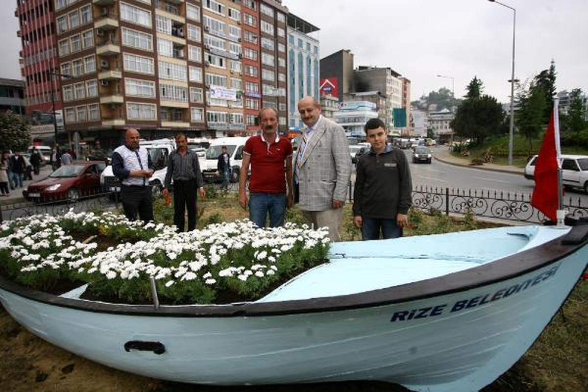 Rize Belediyesi, Ahşap Kayığa Çiçek Dikti