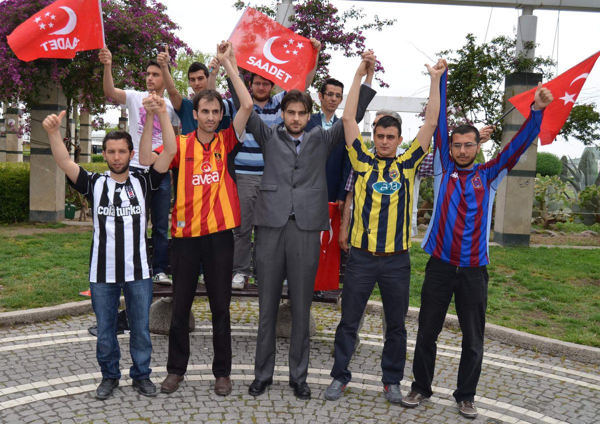 Saadet Partili Gençlerden \'Futbolda Şiddet ve Şike Sona Ersin\' Eylemi