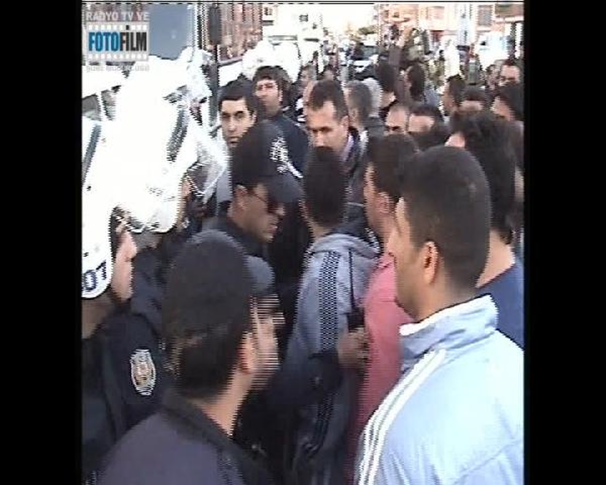 Sahte Markalı Ürünler İçin Adam Toplayıp Polise Direnmişler